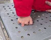 2歲女童中指卡椅洞痛哭 消防救護「連人帶椅」送醫拆剪