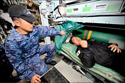 小泉登自衛隊潛艦 體驗睡在魚雷旁