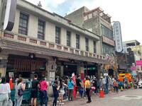 林聰明外帶沙鍋魚頭撈出大蟑螂！ 業者：停業2日清消、啟動退款機制