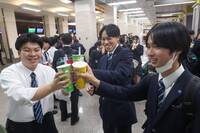 翡翠騎士離台前大啖珍奶 讚觀眾很給力