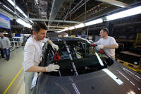 老司機都不知道！擋風玻璃「黑點」用途 專家曝：沒它玻璃恐噴飛