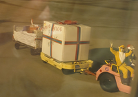 送旅客應景驚喜？ 日本成田機場出現「耶誕老人+巨大禮物箱」