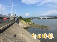 竹南蜆仔溝遭廢水「染紅」又變陰陽河 環保局採樣送驗