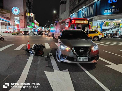 台中親親戲院前3車碰撞！男騎士閃迴轉休旅車重摔 命危送醫搶救