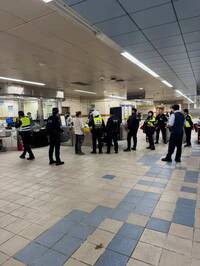 北捷大直站男乘客失控 !站長遇襲辣椒水反擊  保全鋼叉壓制對方