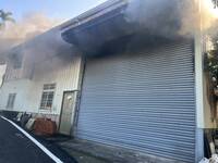 嘉義縣梅山鐵皮倉庫火警 轎車燒毀