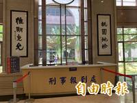 停車位被搶暴怒 桃園男貼車緊靠堵車門下場慘了