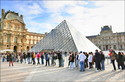 中英對照讀新聞》Most non-EU visitors will pay 45% more to visit Louvre大多數非歐盟遊客參觀羅浮宮將多付45％門票費