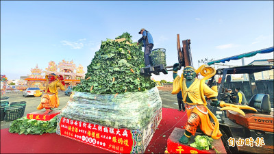 溪湖建醮 米龍、高麗菜金字塔吸睛