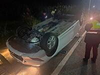 新北萬里彎道自撞翻車4輪朝天 駕駛幸僅受輕傷