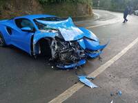 525萬蓮花超跑北宜自撞！車頭全毀 駕駛送醫