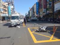 驚險！遇連環撞、車卡貨車底 騎士命大僅輕傷