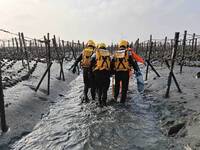 悚！彰化蚵農海上作業 驚見男屍掛蚵架