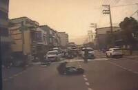 桃園中埔國小前汽車衝撞6機車多人受傷 駕駛稱「誤觸油門」