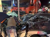 南迴公路台東大武3車連環撞 1車扭曲呈｢V型｣7旬駕駛命危