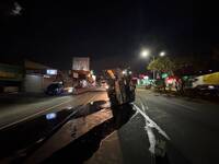 中市沙鹿向上路又出車禍！ 大貨車自撞分隔島側翻