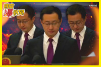 自由爆新聞》中共戰狼被問爆「當機50秒」狂翻小本本！外媒加碼殺球：武器沒用…