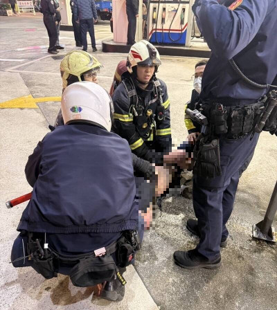 悚！男板橋加油站拔油槍淋油焚身 撲襲運鈔車保全及消防員