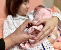 恭喜！學姊黃瀞瑩生了 臉書曬一家三口幸福合照