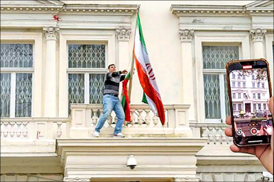 吹哨子壯膽？伊朗續鎮壓抗爭︰美介入必遭反擊