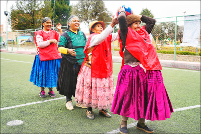 中英對照讀新聞》Bolivian Indigenous women carry history and pride in the traditional ‘pollera’ skirt 玻利維亞原住民婦女的傳統「波列拉」裙 承載著歷史和自豪感