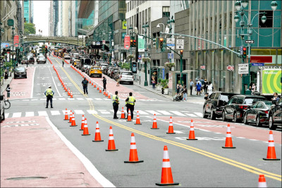 中英對照讀新聞》New York village no longer accepting email and phone complaints after being inundated online紐約村莊湧入大量網路投訴後 不再接受電郵與電話投訴