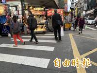 行穿線上擺攤 基隆愛四路夜市攤商惹議