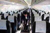 空服員起降坐姿有玄機！為何「手放腿下」?專家給答案