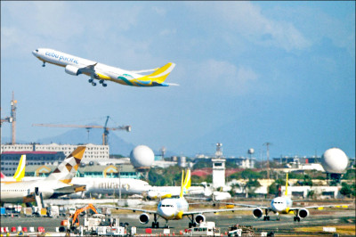 中英對照讀新聞》Philippines offers 2-week visa-free stays to attract Chinese tourists菲律賓提供中國旅客兩週免簽入境