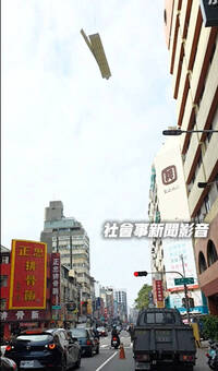 罔顧人命？高雄旅館高空吊鋼板無防護 底下汽機車照走超驚險