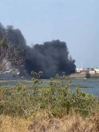 苗栗後龍空地冒濃煙 船墊泡棉起火波及電線