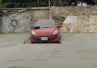 澎湖最強「釘子車」奇景  小客車獨陷水泥叢林中