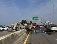 疑駕駛恍惚！台61線水泥車自撞分隔島翻覆 1人受傷送醫