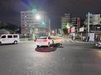 高雄騎士闖紅燈 遭左轉轎車擊落腿斷送醫