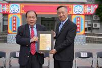 澎湖縣警局長林温柔榮調台南 陳光復頒贈金牌與榮譽縣民證祝福