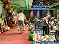 遲來耶誕禮物獨輪車 澎縣議長偕議員達成學童心願