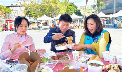大啖豬肉 台東藍綠縣長參選人同桌過招