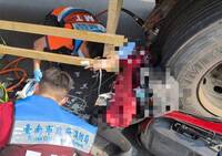 機車與拖板車擦撞 女騎士受困輪下 消防隊花1小時救出送醫