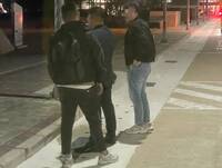 拍到了！西裝男在澎湖機場前路邊「解放」 恐吃罰單