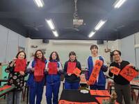 草屯商工外籍生毛筆寫春聯 戴米默「恭喜發財」挑戰甲骨文