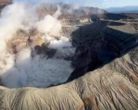 空中近看火山口畫面曝！日觀光局悄下架阿蘇火山直升機遊覽資訊
