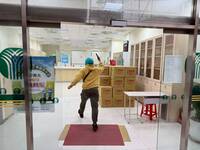 把錢拿出來！農會防搶演練「搶匪」超入戲 中壢警火速制伏