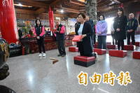 水哥回來了！王惠美擲筊請示海牛文化節 鴿子飛入廟、連擲5聖杯