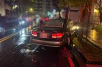 南港轎車右轉撞傷母子 9歲童與婦人挫傷送醫