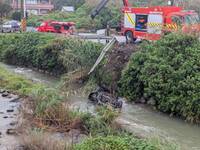 新北貢寮金沙灣轎車墜3米河谷 哥哥送醫不治、弟弟頭部有撕裂傷