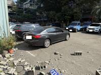 追撞暴衝！休旅車撞垮台中國民黨部圍牆 石塊噴飛砸傷都發局科員