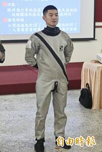 空軍防寒衣首曝光！夜間海溫20度以下必穿  飛官：像穿緊身型發熱衣