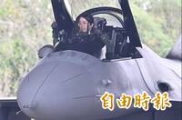 F-16狙擊手莢艙春巡首次曝光 颯爽女飛官陳怡慈駕駛戰機奔騰出機堡