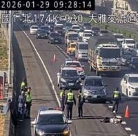 扯！台中大雅男子砍傷土風舞老師 衝國道遭撞骨折