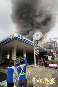 黑煙吞台中商圈！加油站急斷油8店面全毀  女業主緊摟外傭崩潰痛哭